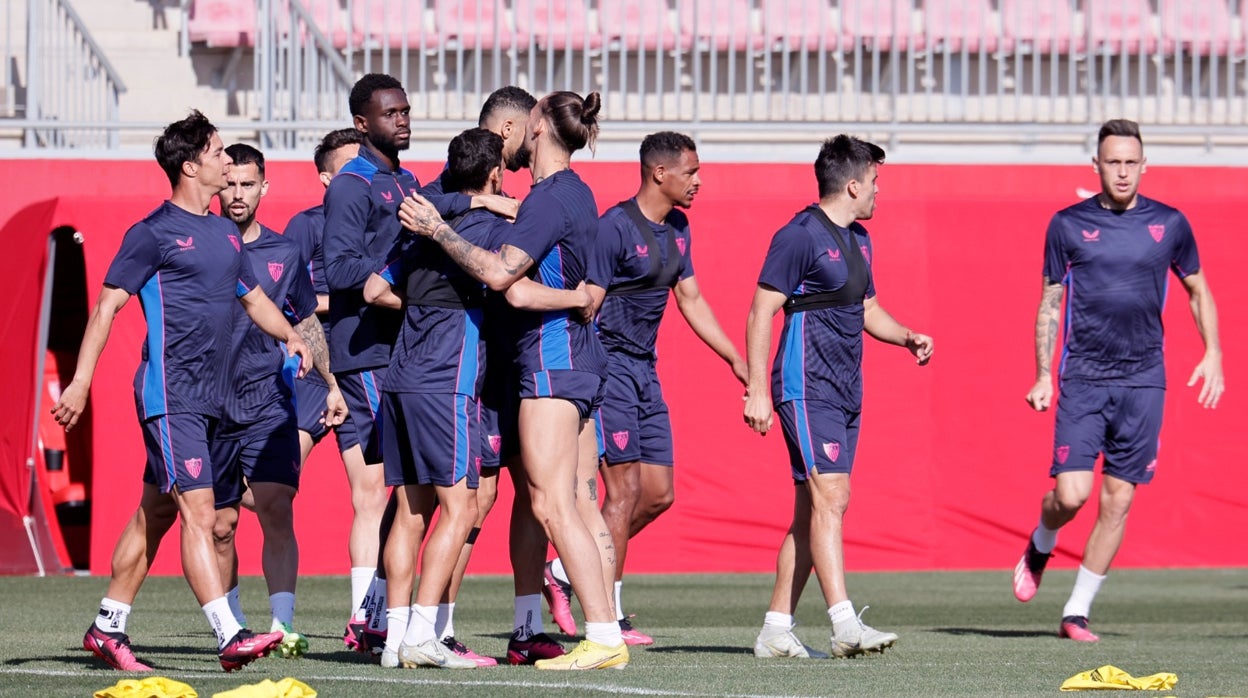 Los jugadores del Sevilla, durante el último entrenamiento previo al choque en Mánchester
