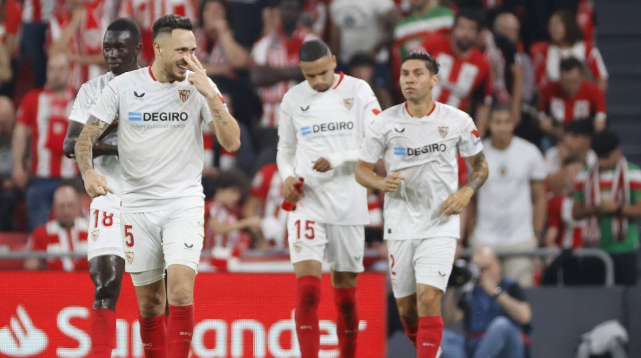Ocampos celebra el gol que marcó en el Nuevo San Mamés para darle la victoria al Sevilla