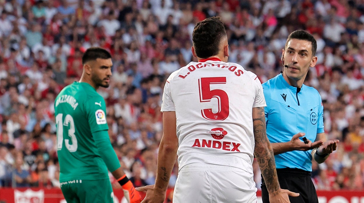 Ocampos protesta al árbitro ante la mirada de Gazzaniga