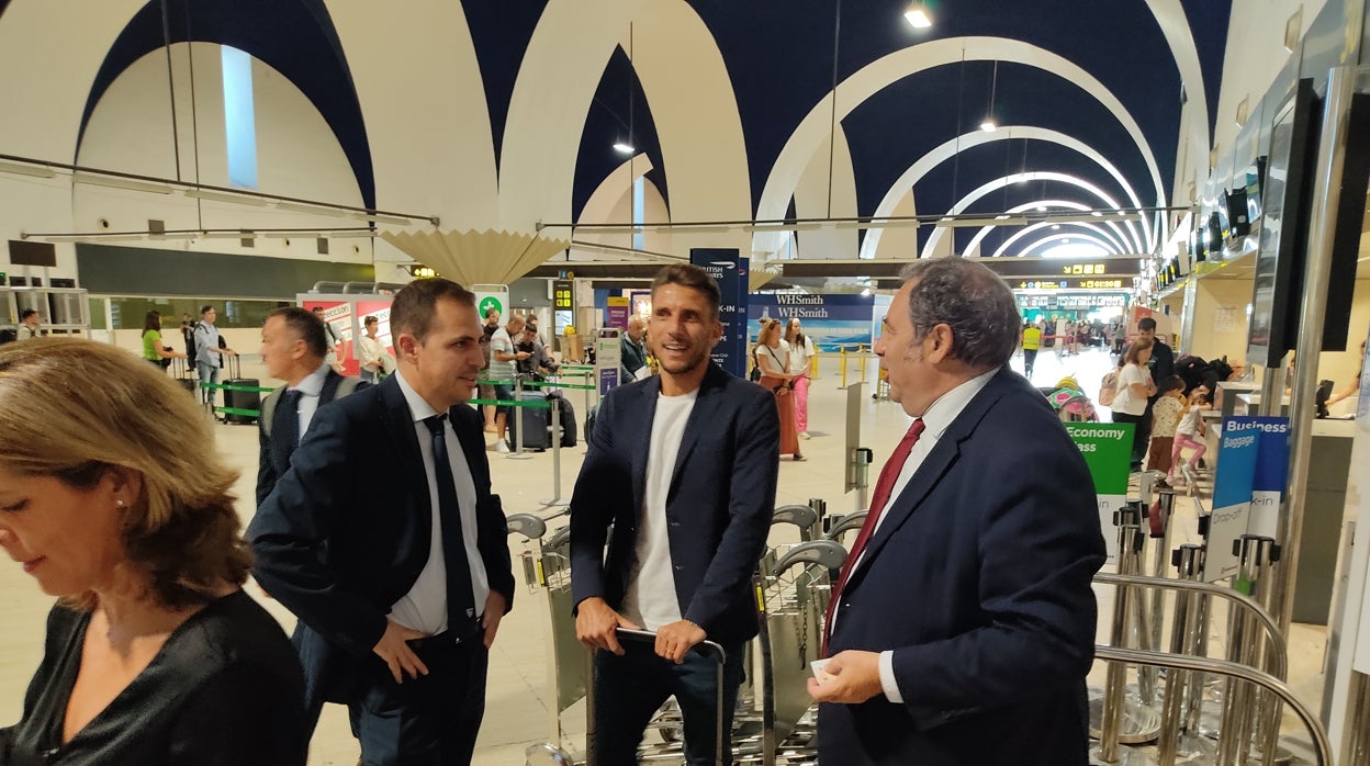 Carriço, en la expedición sevillista, charla con Juan Baeza y Jesús Gómez