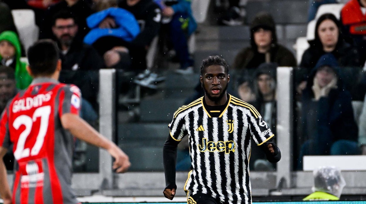 Samuel Iling-Junior disputando el partido ante el Cremonese