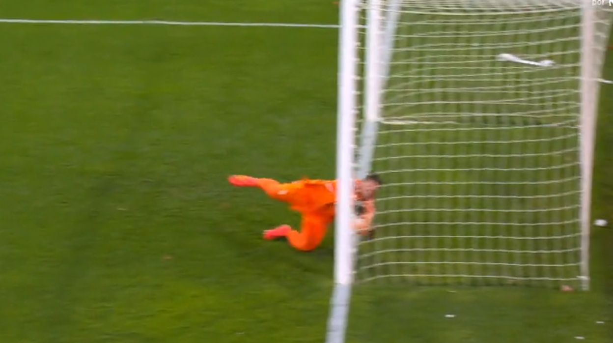 Szczesny va al suelo en la línea de gol