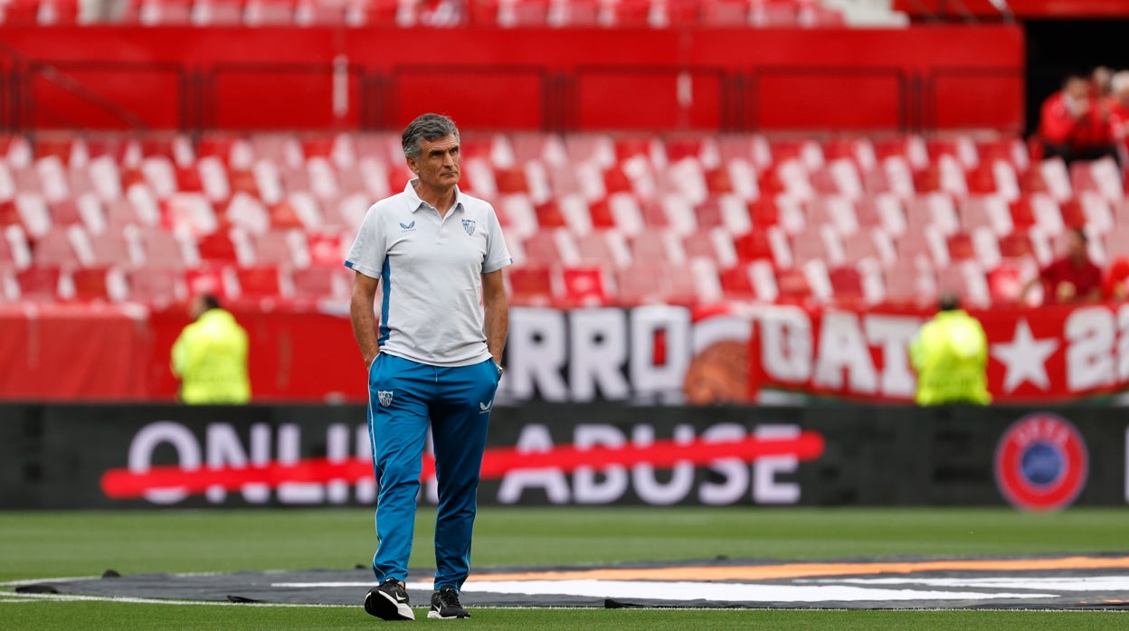 José Luis Mendilibar, sobre el césped del Sánchez-Pizjuán antes del Sevilla - Juventus de Europa League