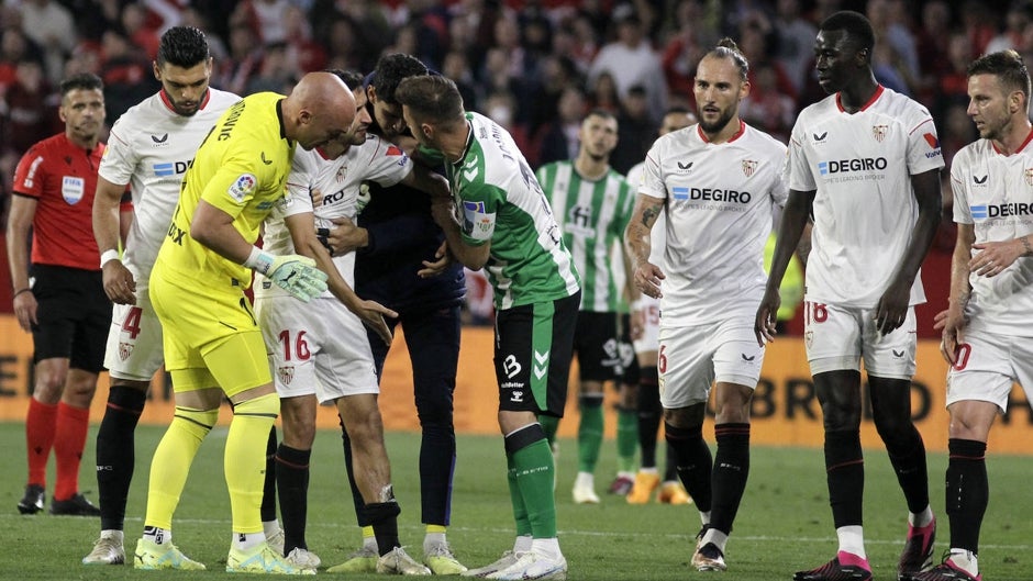 La dura entrada de Miranda a Jesús Navas que dejó al Betis con diez