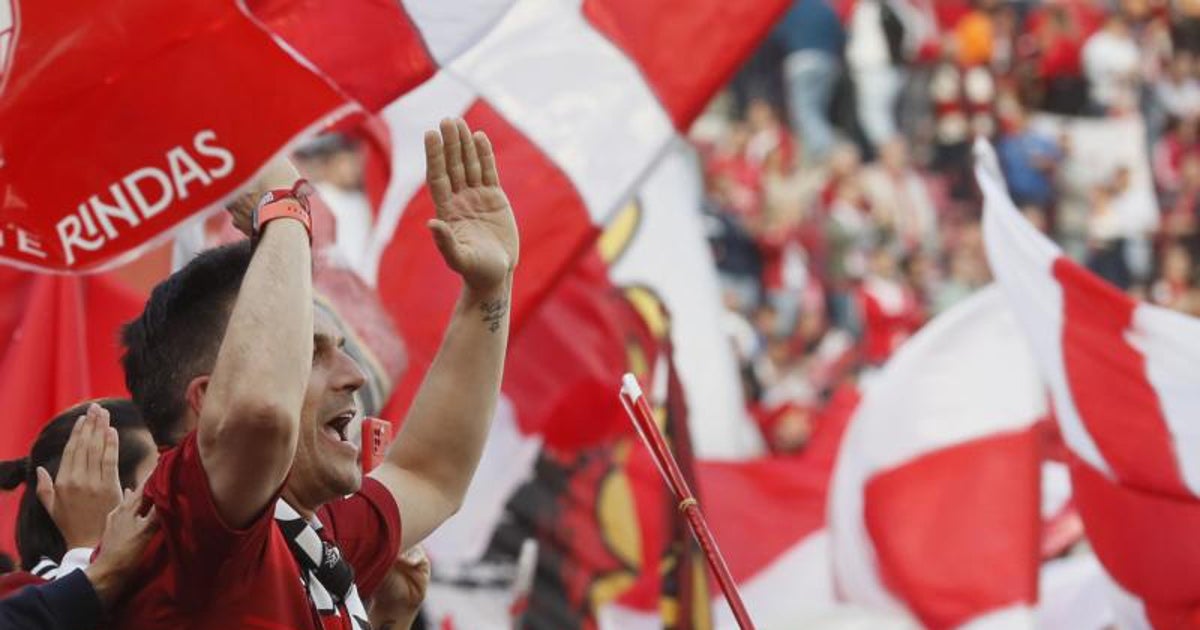 Un aficionado sevillista arenga a los suyos en el Ramón Sánchez-Pizjuán