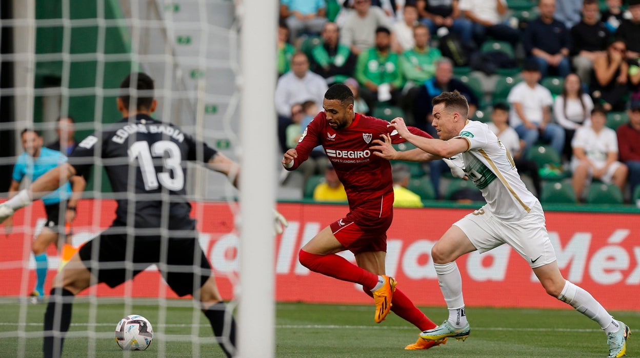 En-Nesyri se va de Clerc durante el Elche - Sevilla