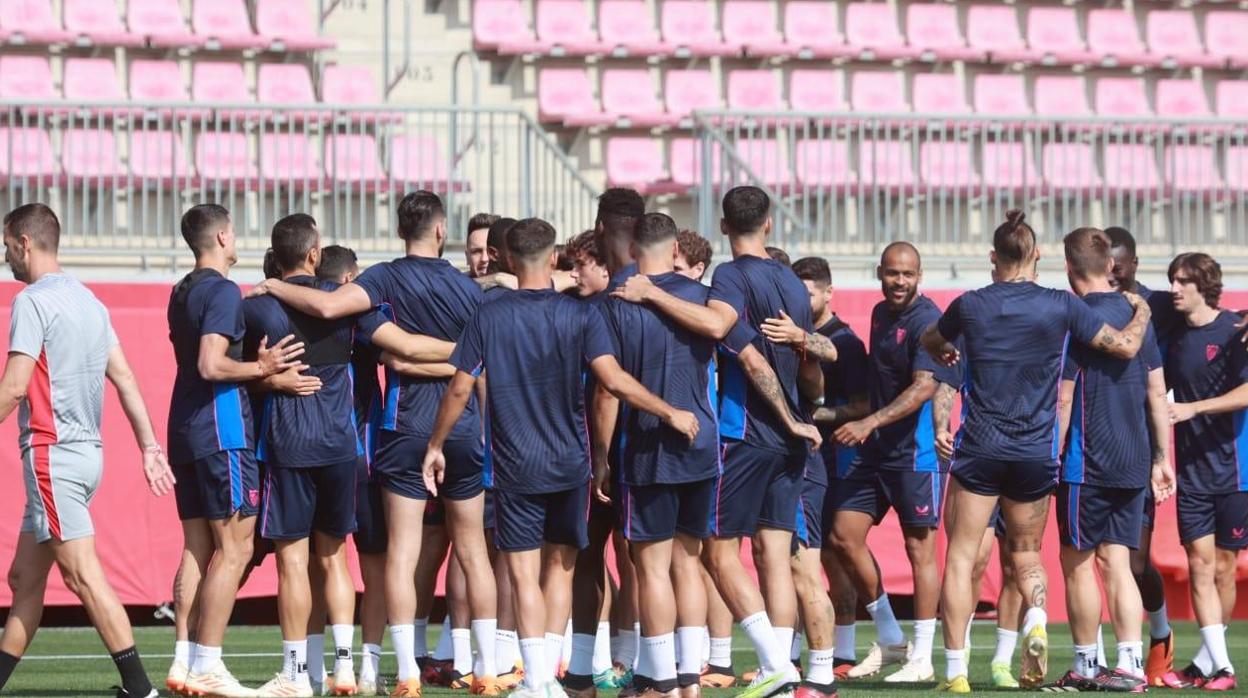 El grupo de jugadores del Sevilla, en el entrenamiento en la ciudad deportiva Cisneros Palacios