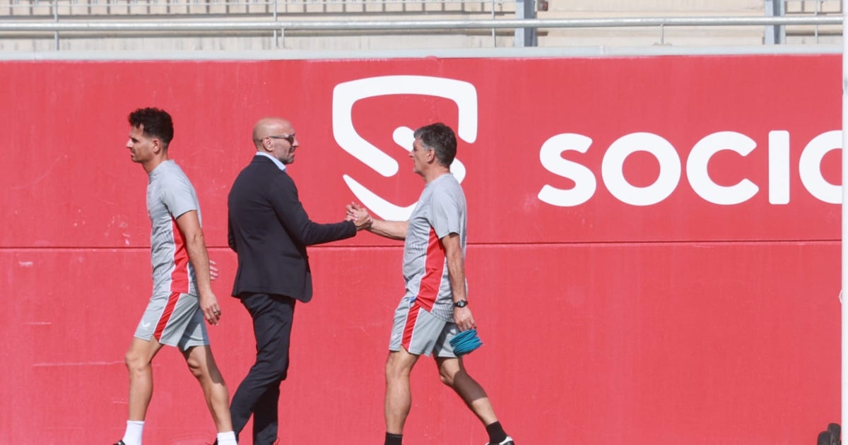 Monchi saluda a Mendilibar en una secuencia de este viernes en la ciudad deportiva sevillista