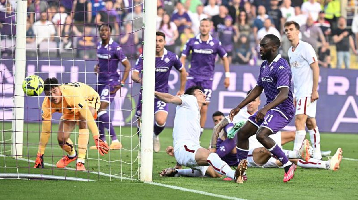 Ikoné ve cómo su gol entra al fondo de las mallas de la portería romanista