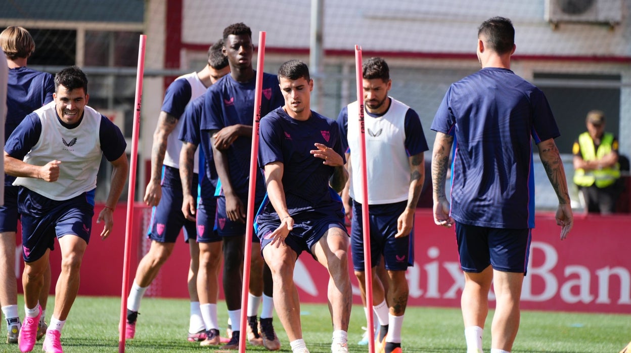 Pleno de efectivos del Sevilla FC en el último entrenamiento antes de viajar a Budapest
