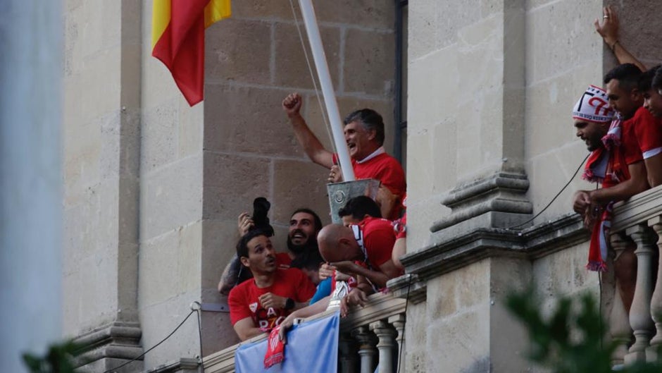 El número siete y Mendilibar por los aires: los detalles de la visita del Sevilla al Ayuntamiento