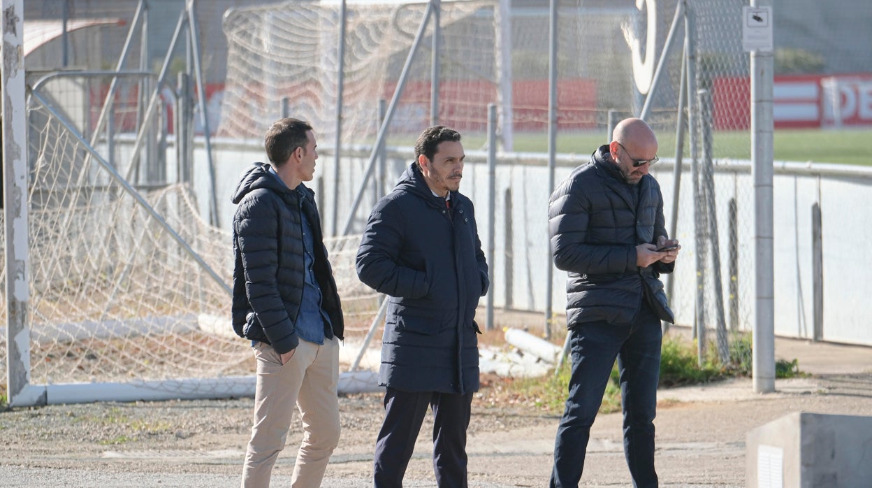 Del Nido Carrasco, Fernando Navarro y Monchi observan durante un entrenamiento del equipo