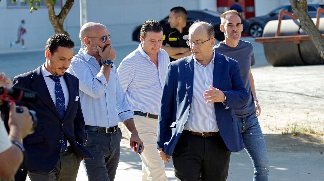 Del Nido Carrasco, Monchi, Emilio de Dios, José Castro y Fernando Navarro, en la ciudad deportiva del Sevilla