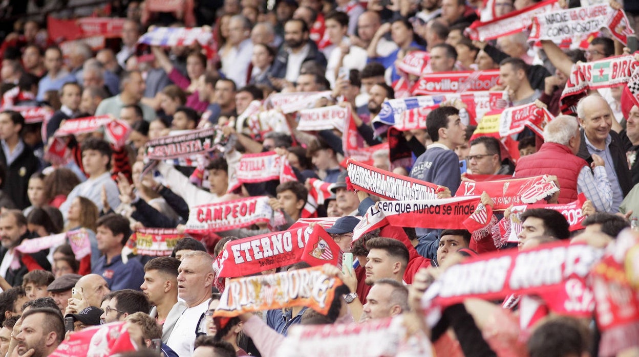 Seguidores del Sevilla FC, en el estadio Ramón Sánchez-Pizjuán