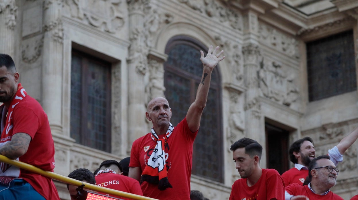 Monchi saluda en el autobús del heptacampeón sevillista a su llegada al Ayuntamiento de Sevilla