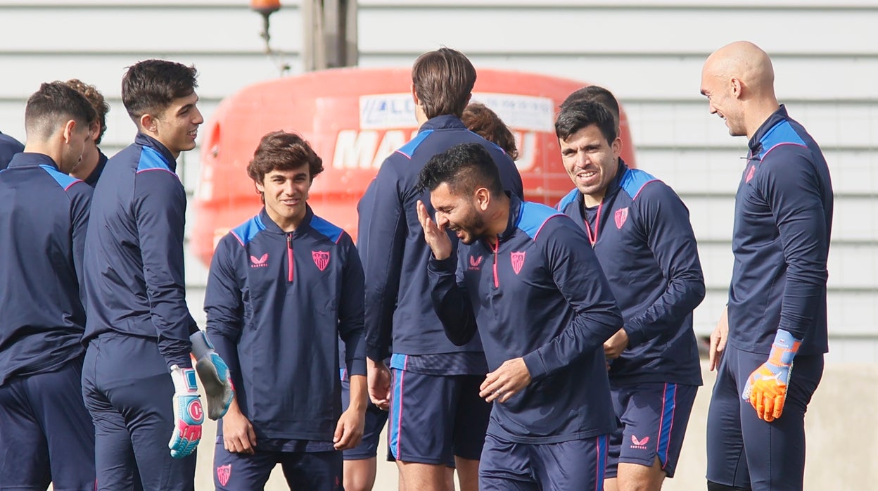 Corona, entre varios compañeros, durante un entrenamiento de la pasada temporada