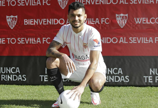 Tecatito Corona, en su presentación como nuevo jugador del Sevilla en enero de 2022