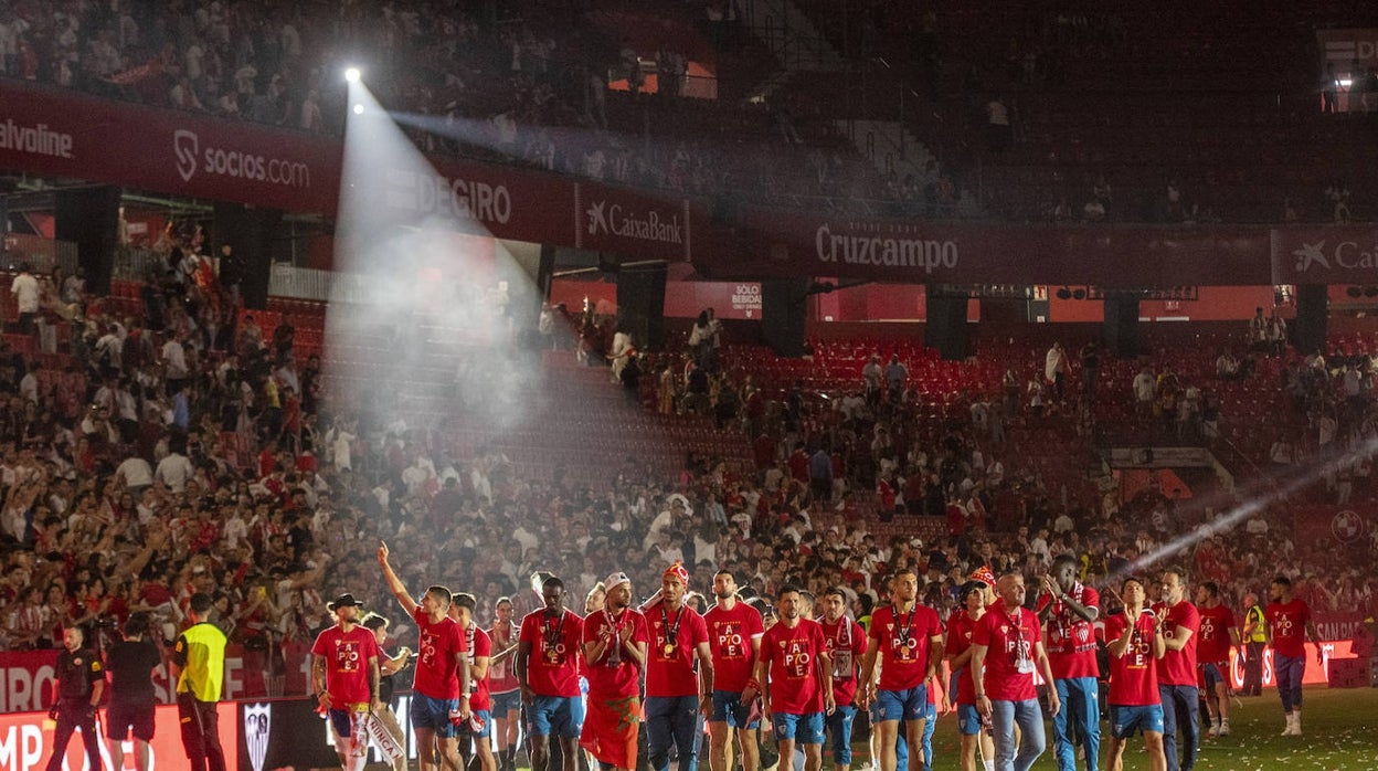 Los jugadores del Sevilla dan la vuelta de honor en el estadio Ramón Sánchez-Pizjuán el día de la celebración del título de la Liga Europa