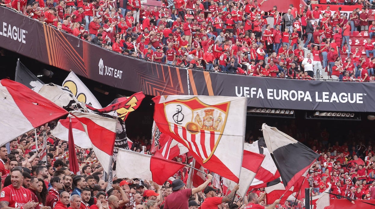 Los aficionados del Sevilla FC, en un partido de la Europa League en Nervión