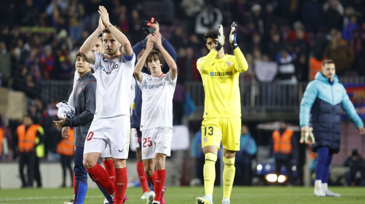 Rakitic, Bryan Gil y Bono aplauden a los aficionados del Sevilla FC