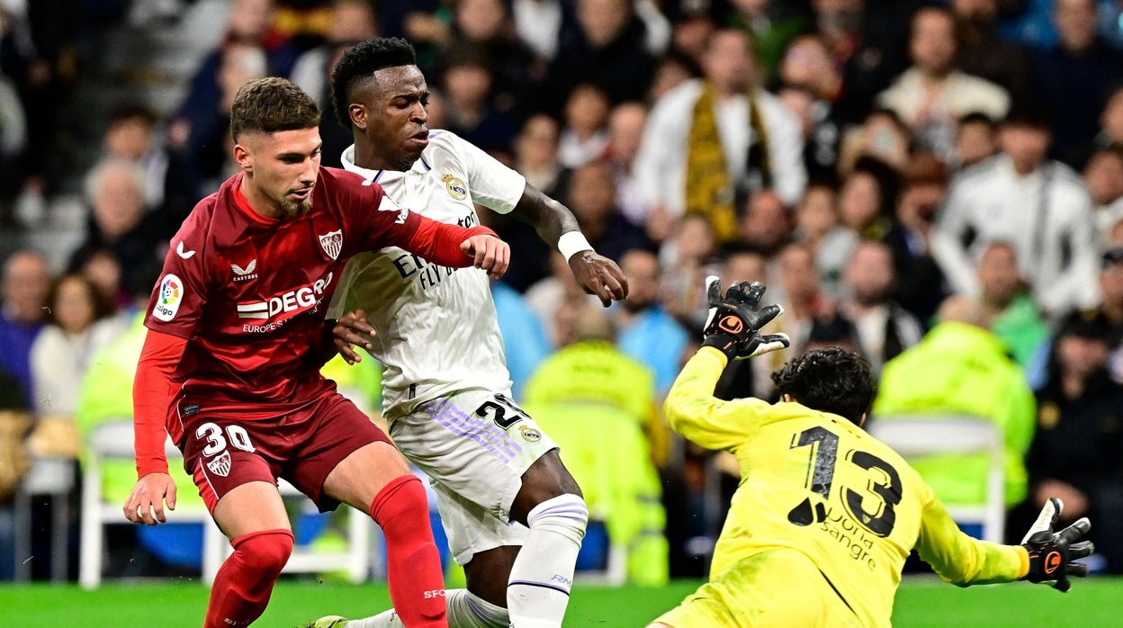 Carmona, junto a Vinicius y Bono, en el Real Madrid - Sevilla de la última temporada