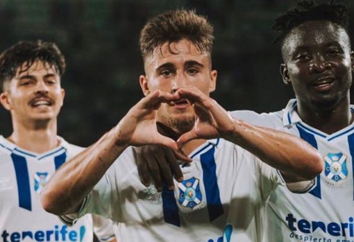 Iván Romero celebra un gol con el Tenerife