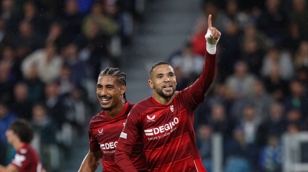 En-Nesyri, junto a Badé, celebra su gol en el Juventus Stadium en las semifinales de la Europa League