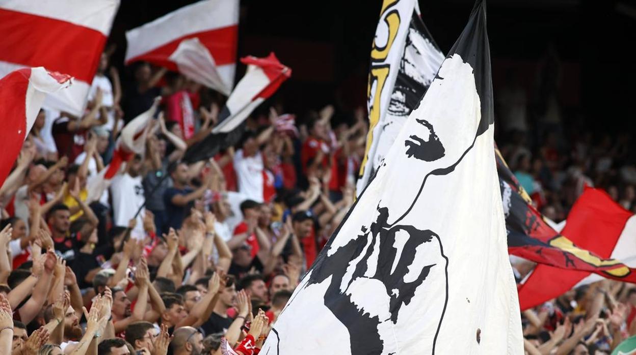 AFICIONADOS DEL SEVILLA FC, PRESENTES EN LAS GRADAS DEL SÁNCHEZ-PIZJUÁN DURANTE EL XI TROFEO ANTONIO PUERTA