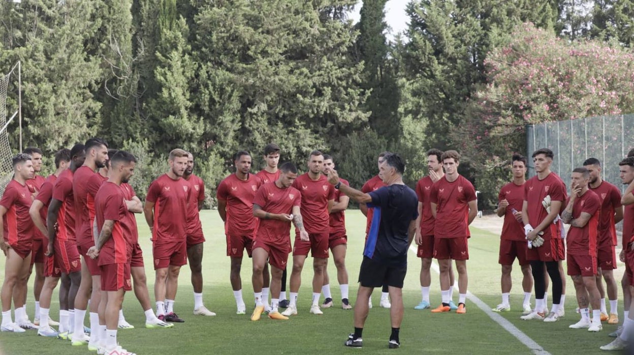 Mendilibar da la charla matinal a sus jugadores en Montecastillo