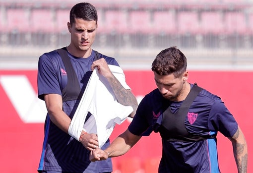 Lamela y Montiel, en un entrenamiento con el Sevilla FC