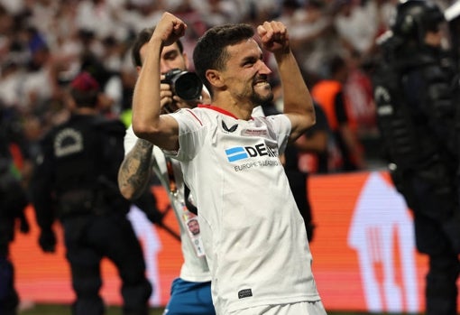 Jesús Navas, tras la consecución de la séptima Europa League ante la Roma en Budapest