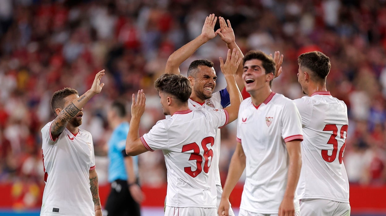 Los sevillistas celebran el gol de Pedro Ortiz a Independiente del Valle