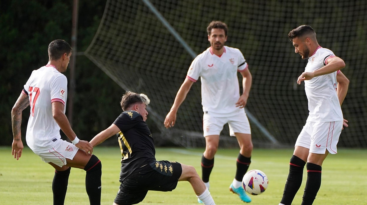 Óscar Rodríguez golpea el balón ante la mirada de Delaney en el amistoso ante el Ceuta