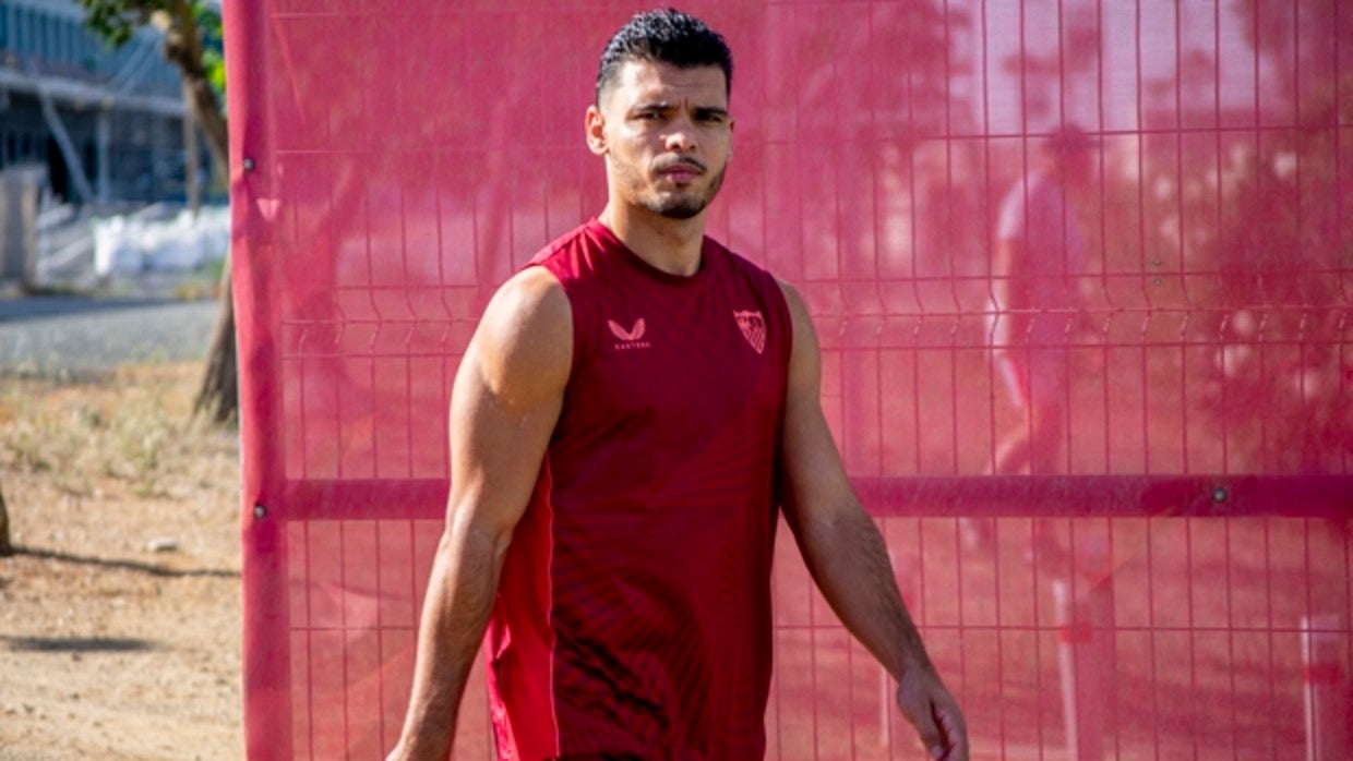 Imagen de Karim Rekik llegando a un entrenamiento del Sevilla FC