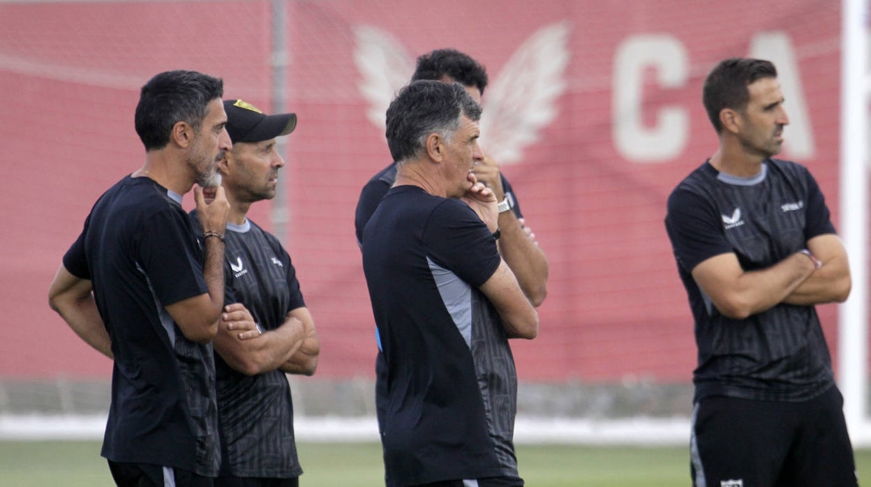 José Luis Mendilibar y su cuerpo técnico, en el entrenamiento de este jueves