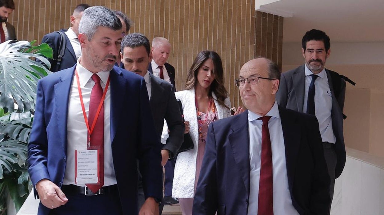 José Castro y su consejo, ayer en los instantes previos a la junta extraordinaria de accionistas del Sevilla FC