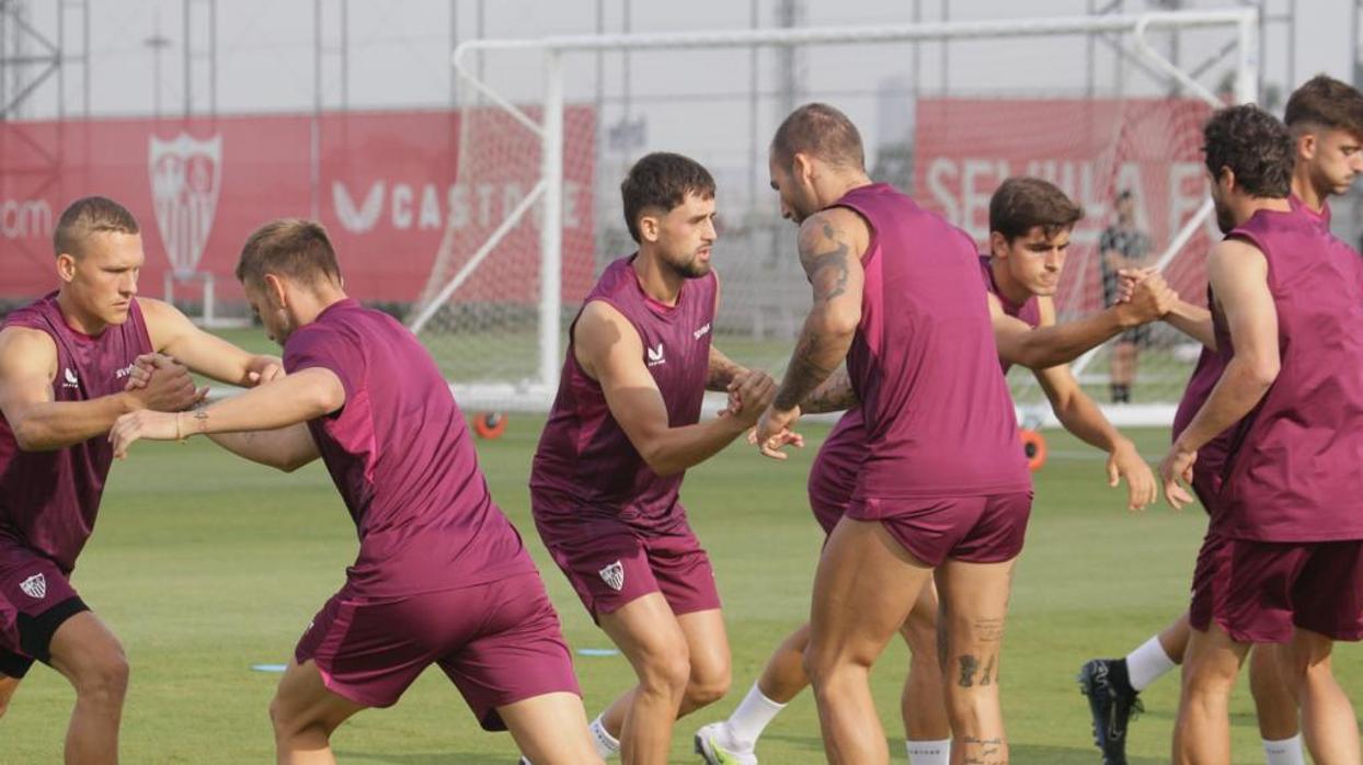Januzaj, junto a varios compañeros, en el entrenamiento de este jueves del Sevilla FC
