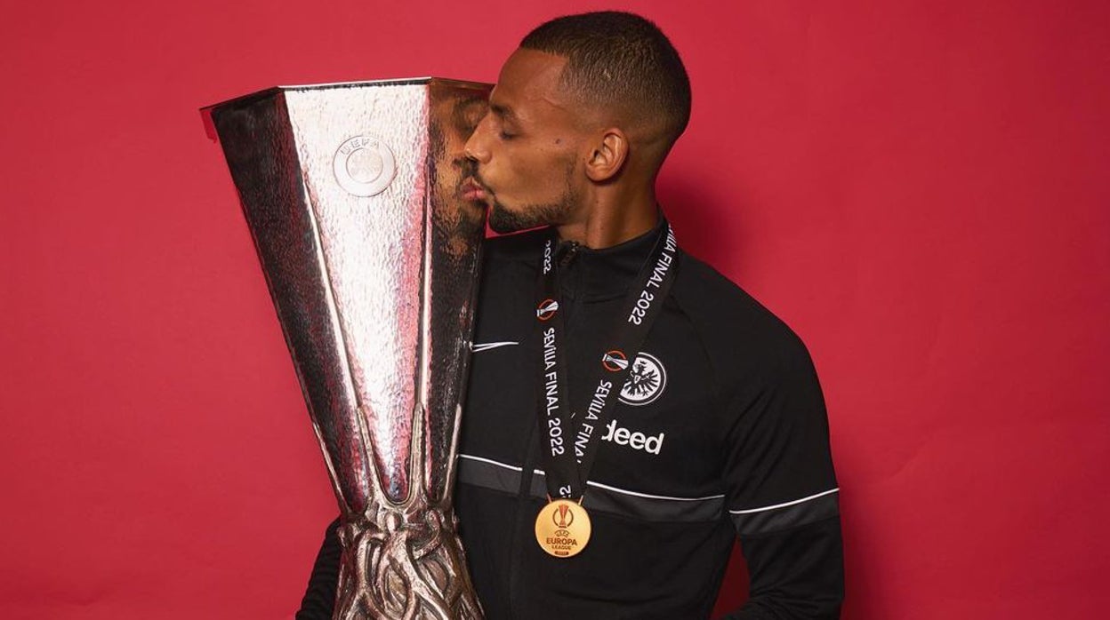 El Sevilla FC ya tiene un acuerdo con Sow y ahora debe convencer al Eintracht