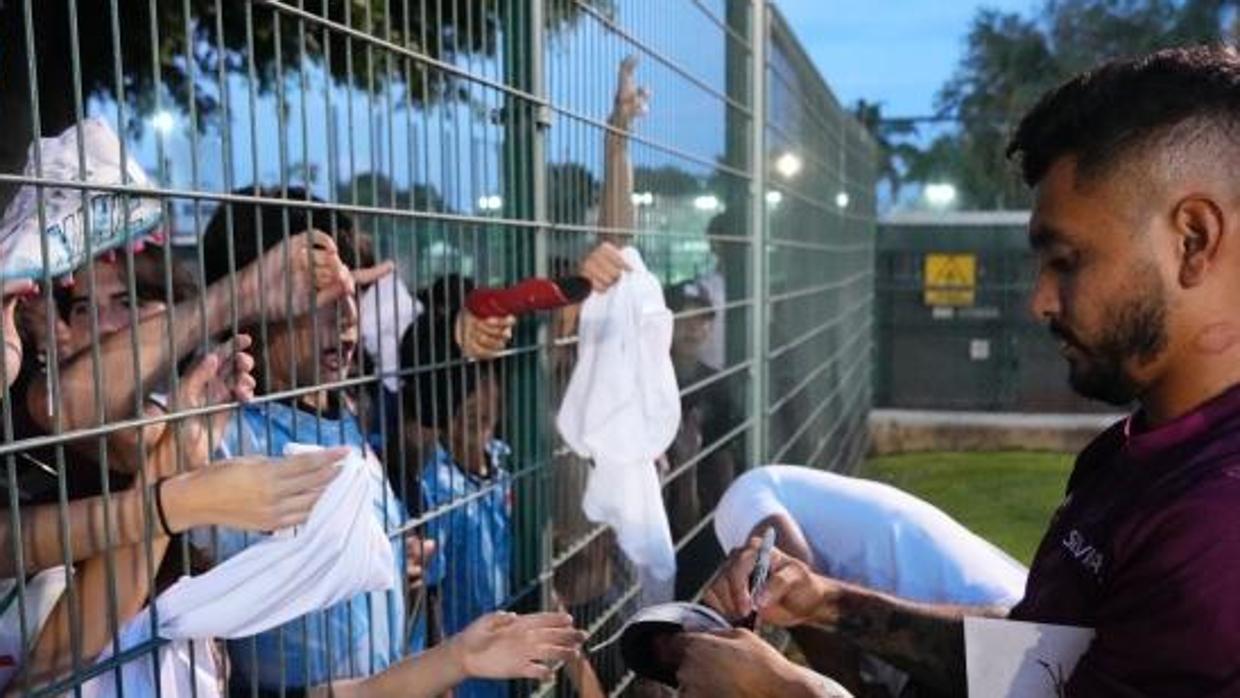 El jugador del Sevilla Tecatito Corona atendiendo a los fans mexicanos