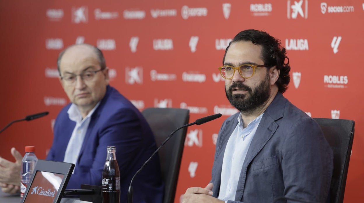 El presidente del Sevilla, José Castro, y el director deportivo, Víctor Orta, en la presentación de Djibril Sow