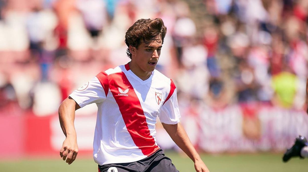 Carlos Álvarez jugando un encuentro con el Sevilla Atlético