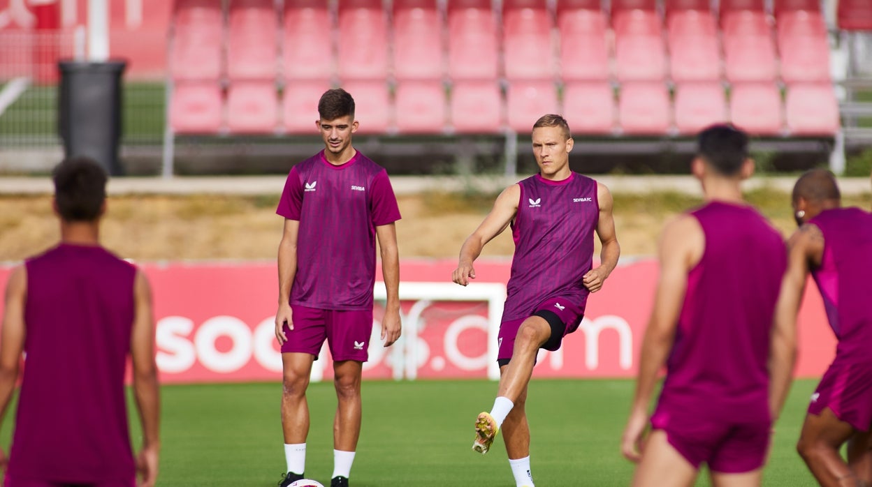 Augustinsson durante un entrenamiento de pretemporada con el Sevilla