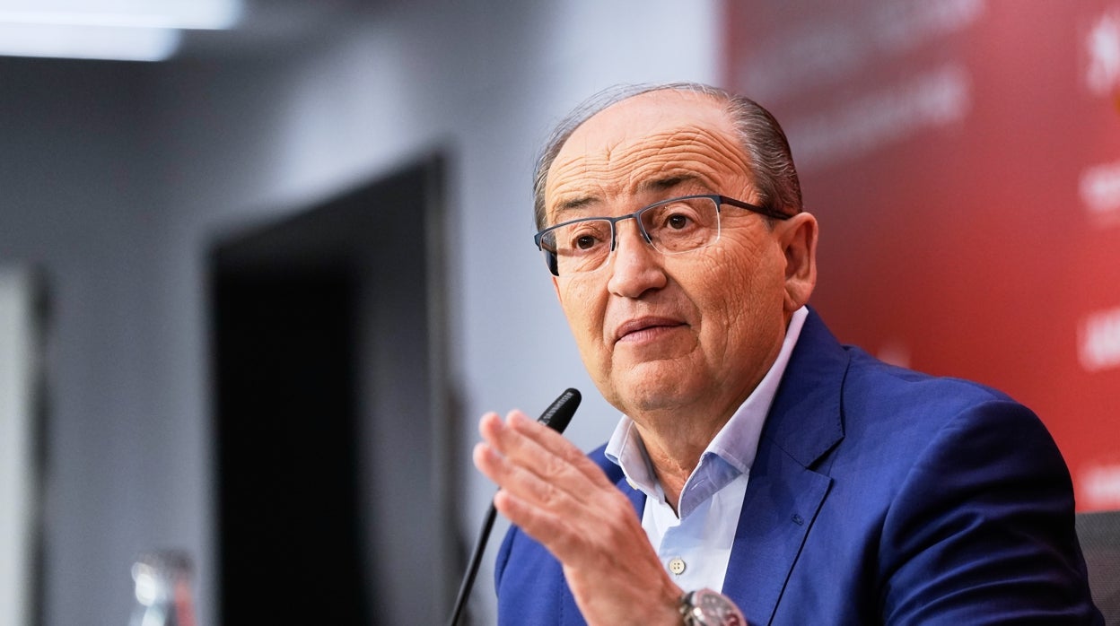 El presidente del Sevilla, José Castro, durante la rueda de prensa de la presentación de Sow