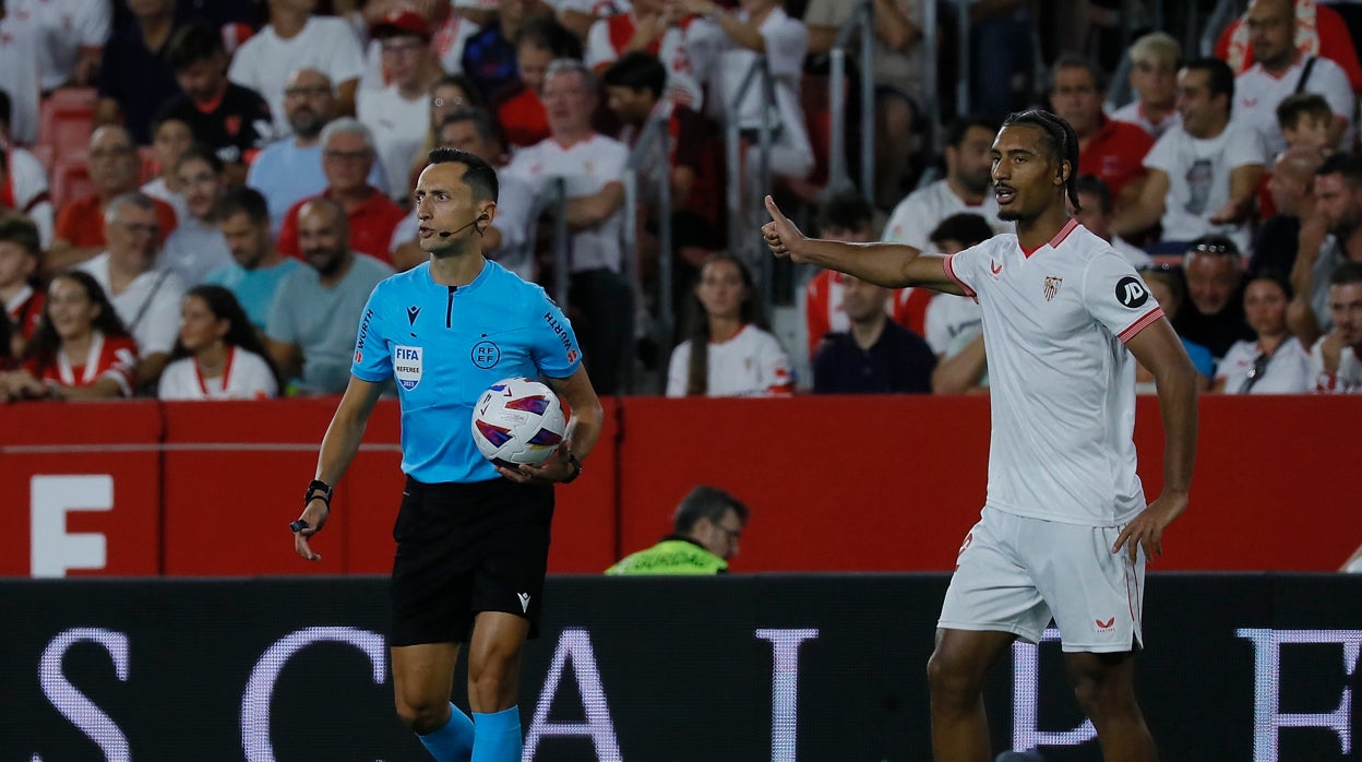 Sánchez Martínez y Loïc Badé, en el Sevilla - Valencia