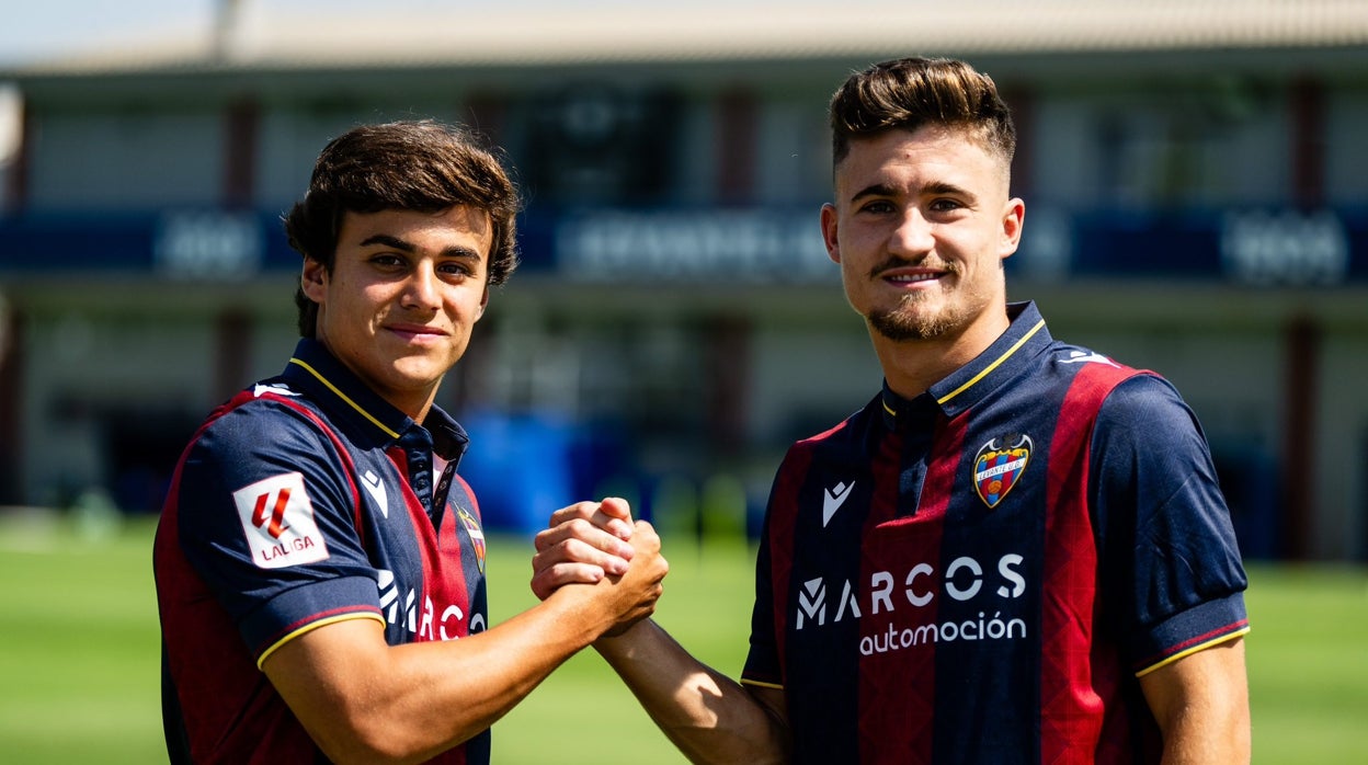 Carlos Álvarez e Iván Romero posan como nuevos futbolistas del Levante