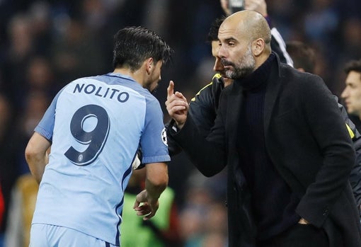 Nolito y Guardiola hablan durante un partido del Manchester City de la temporada 2016-17
