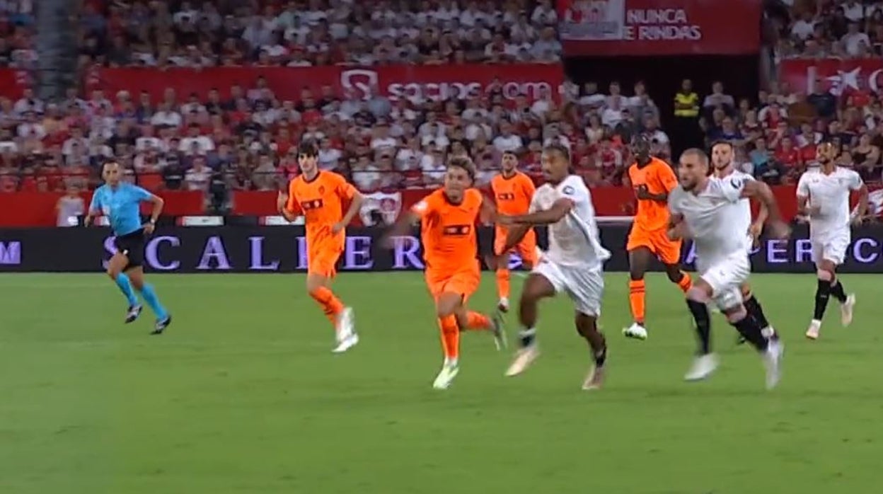 Momento exacto en el que Badé contacta con Hugo Duro, que cae y provoca la roja del francés