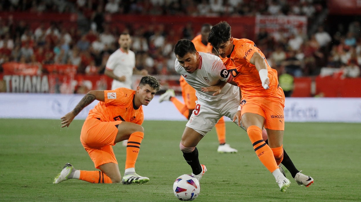 Acuña y Pepelu pelean por un balón en el Sevilla - Valencia del pasado viernes
