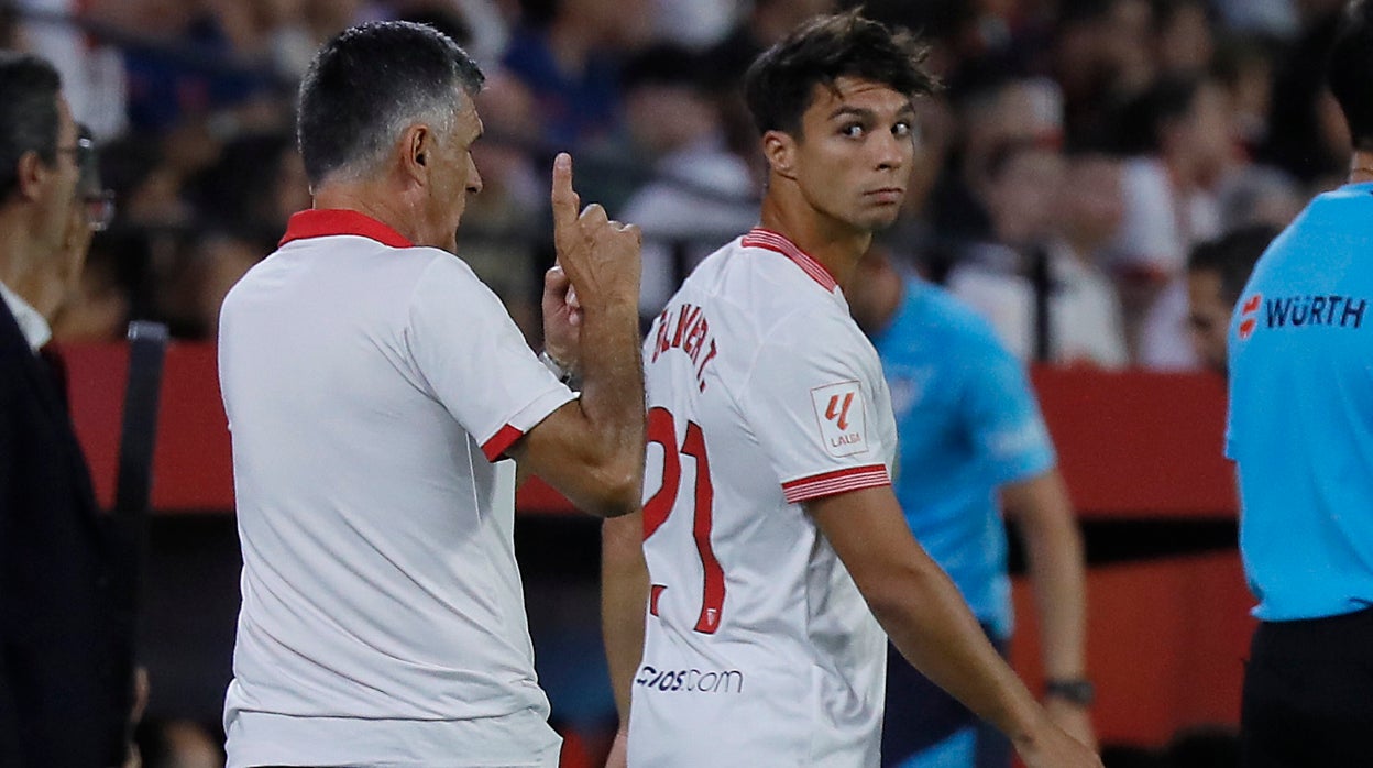 Mendilibar y Óliver Torres, durante el Sevilla - Valencia