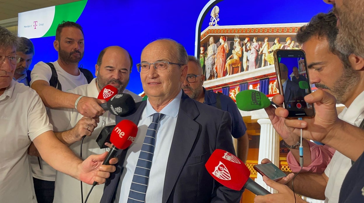 Imagen de Pepe Castro atendiendo a los medios de comunicación en el aeropuerto de Atenas